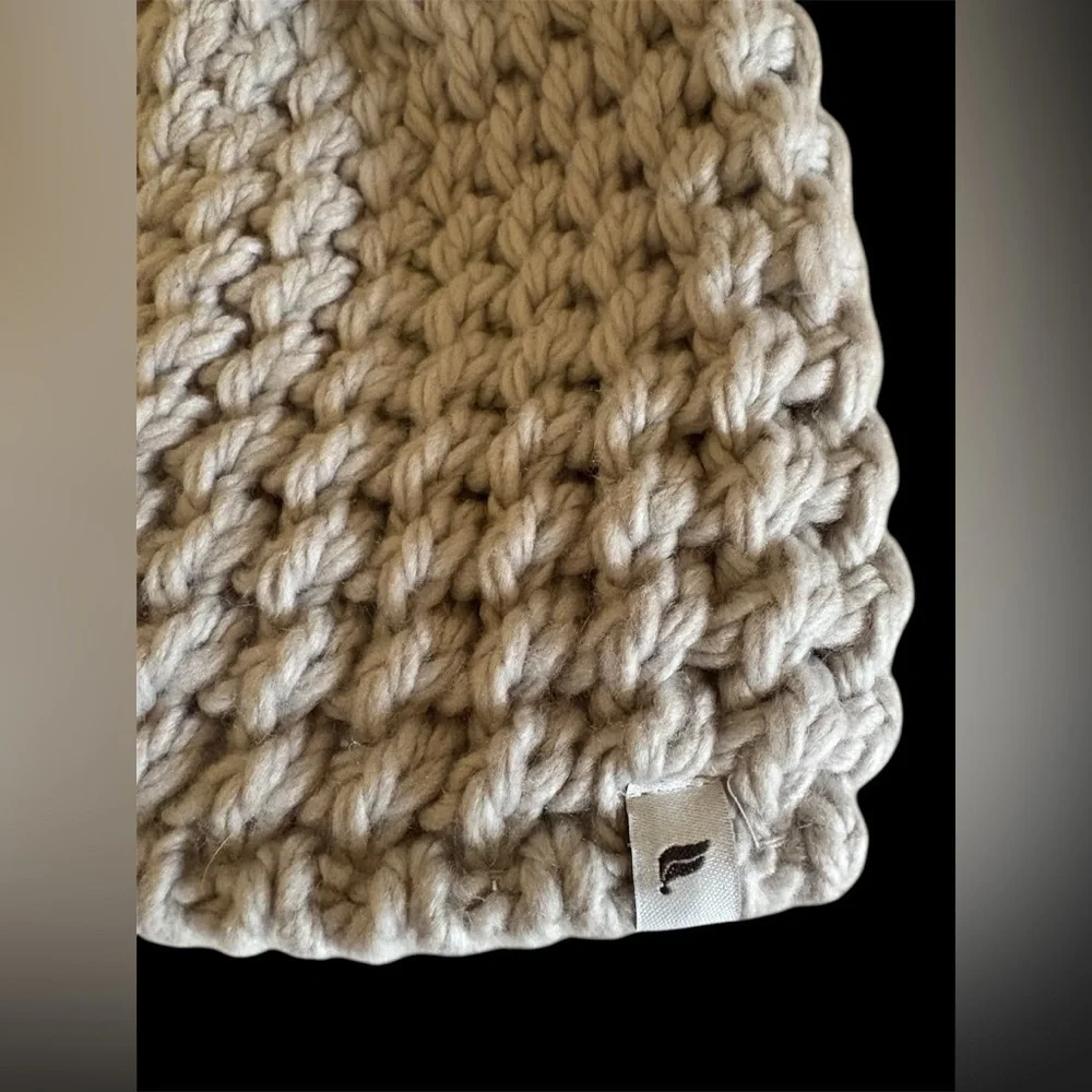 Fabletics Gray Knit Beanie with Faux Fur Pom
